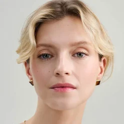 Kwadratowe, pozłacane kolczyki z bursztynem z kolekcji Baltica