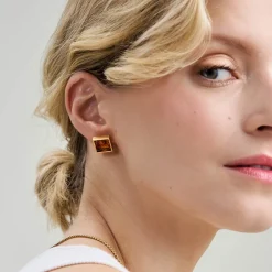 Kwadratowe, pozłacane kolczyki z bursztynem z kolekcji Baltica