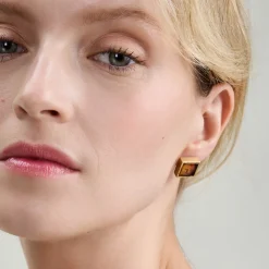 Kwadratowe, pozłacane kolczyki z bursztynem z kolekcji Baltica