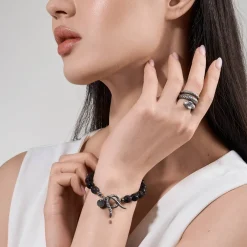 Limitowana bransoletka z drewnianymi koralami i srebrnymi elementami z kolekcji Kembali