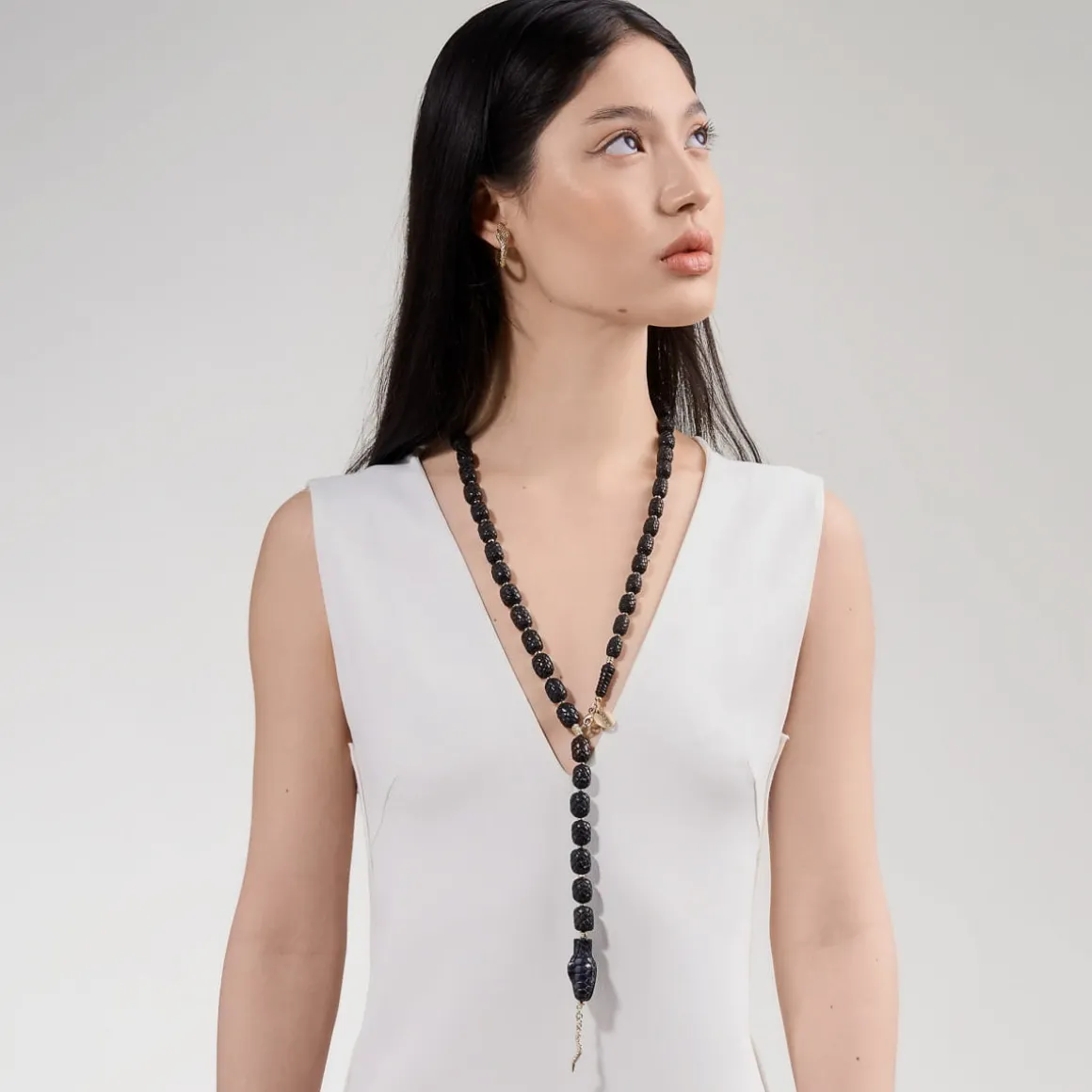 Limitowany drewniany naszyjnik w formie węża z kolekcji Kembali