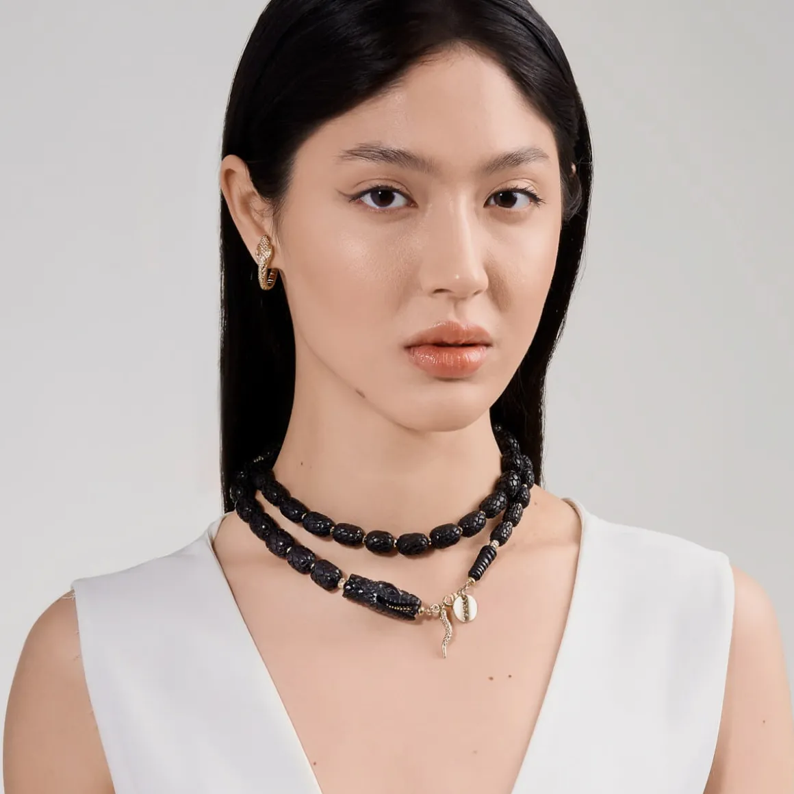 Limitowany drewniany naszyjnik w formie węża z kolekcji Kembali