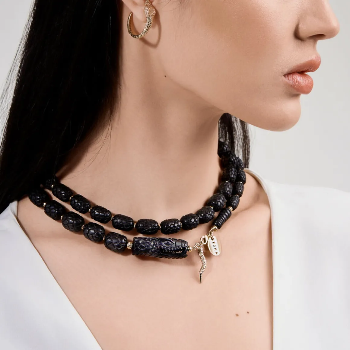 Limitowany drewniany naszyjnik w formie węża z kolekcji Kembali