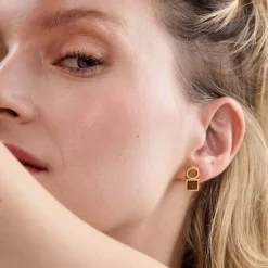 Małe, pozłacane kolczyki z bursztynem z kolekcji Baltica