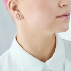 Małe, złote kolczyki śrubki z kolekcji Machiny