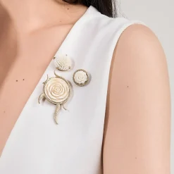 Mały pin z rzeźbioną różą z kolekcji Kembali