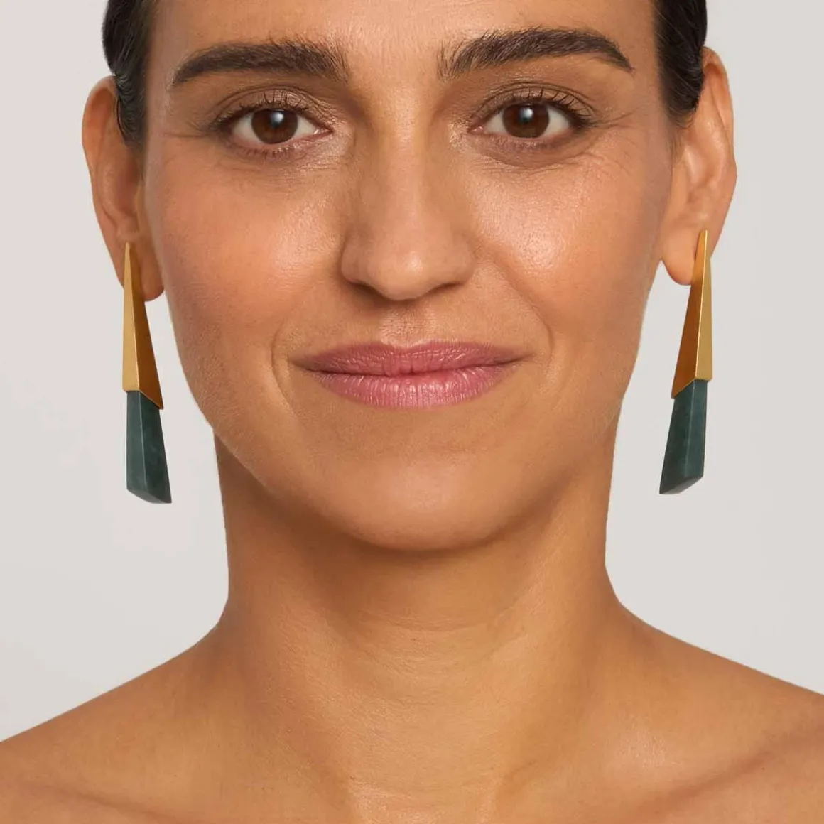 Minimalistyczne kolczyki z jadeitem z kolekcji Guatemala