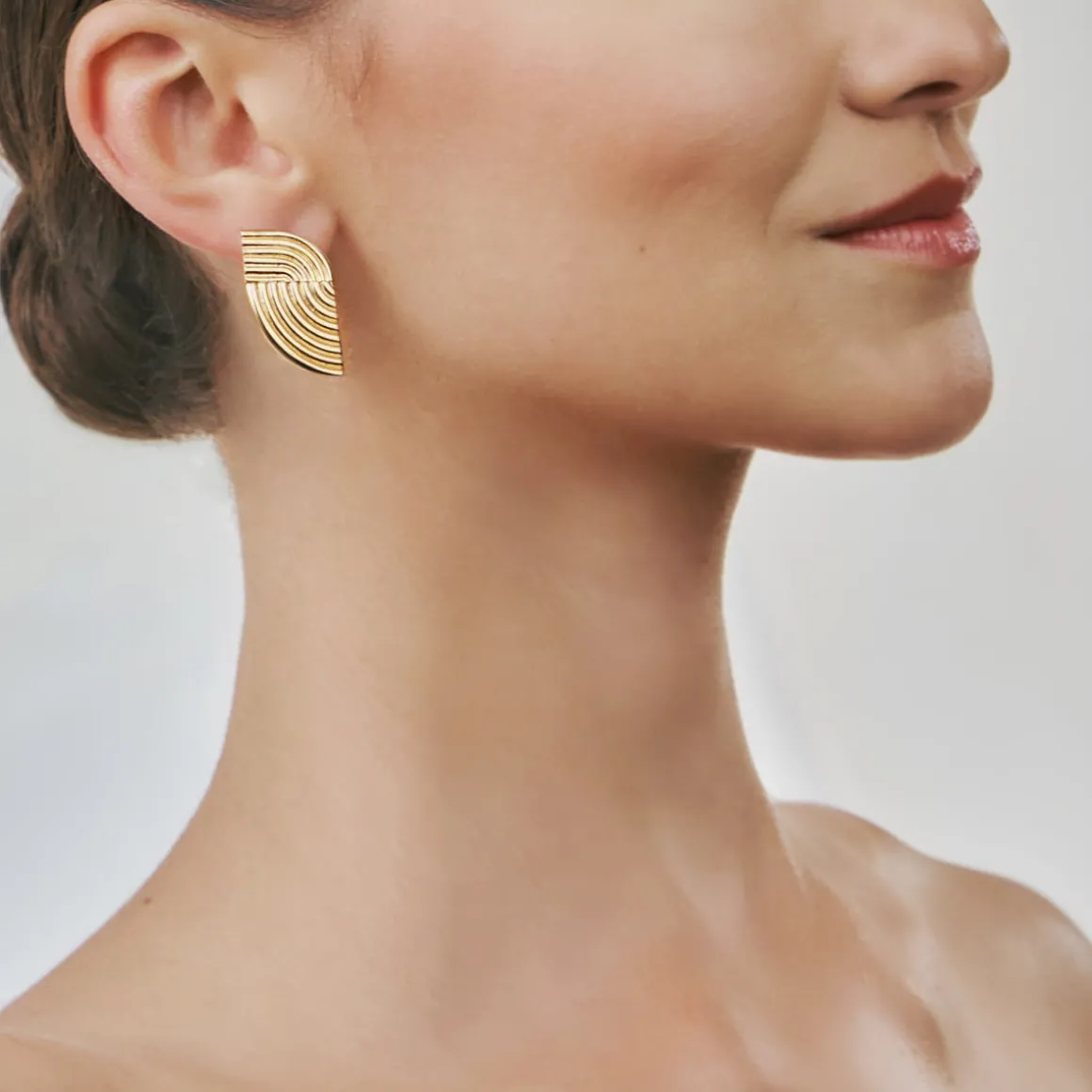 Minimalistyczne, pozłacane kolczyki na sztyft z kolekcji Holos