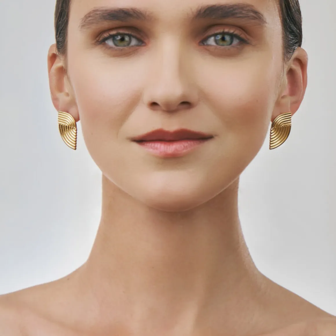 Minimalistyczne, pozłacane kolczyki na sztyft z kolekcji Holos