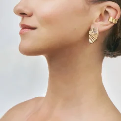 Minimalistyczne, pozłacane kolczyki na sztyft z kolekcji Holos