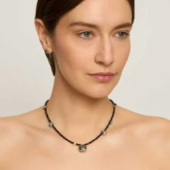 Naszyjnik z czarno-białymi zawieszkami na sznurze z onyksów z kolekcji Minakari