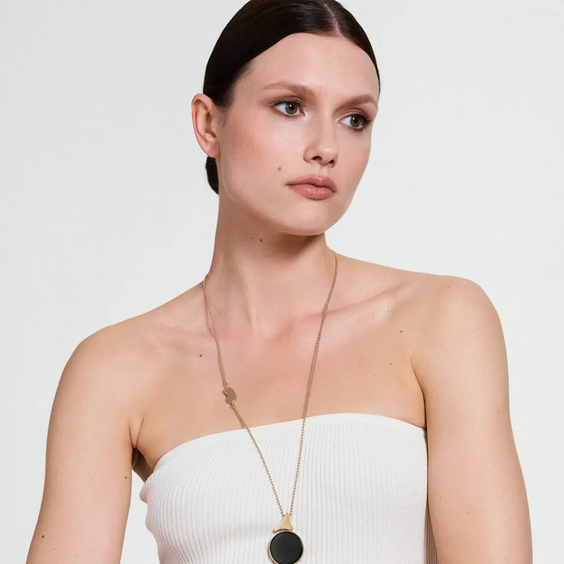 Naszyjnik z dwustronną zawieszką z onyksem z kolekcji Parer