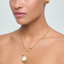 Naszyjnik z zawieszką w kształcie ust z masy perłowej z kolekcji Kembali