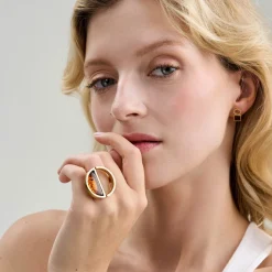 Nowoczesny pierścionek z bursztynem z kolekcji Baltica