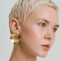 Okrągłe, pozłacane kolczyki z lapis lazuli z kolekcji Orini