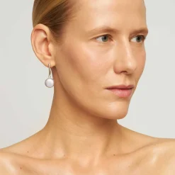 Okrągłe, srebrne kolczyki z perłami z kolekcji Perle
