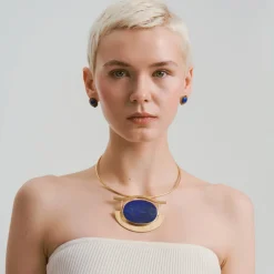 Oryginalna, sztywna kolia z zawieszką lapis lazuli z kolekcji Orini