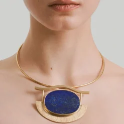Oryginalna, sztywna kolia z zawieszką lapis lazuli z kolekcji Orini