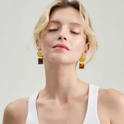 Oryginalne, pozłacane kolczyki z bursztynami i grawerem z kolekcji Baltica