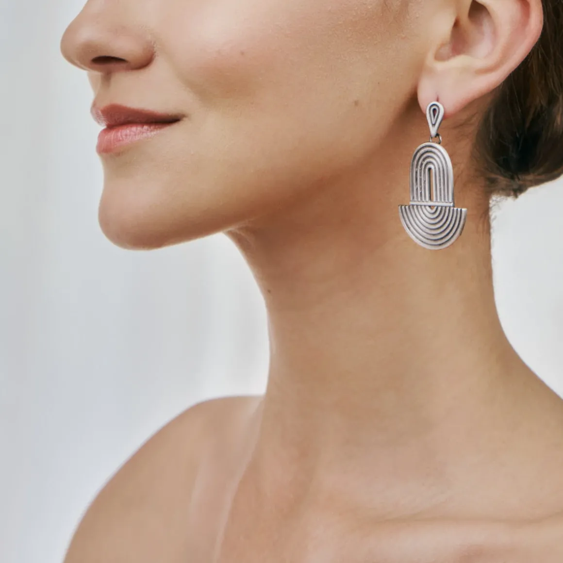 Oryginalne, srebrne kolczyki na sztyft z kolekcji Holos