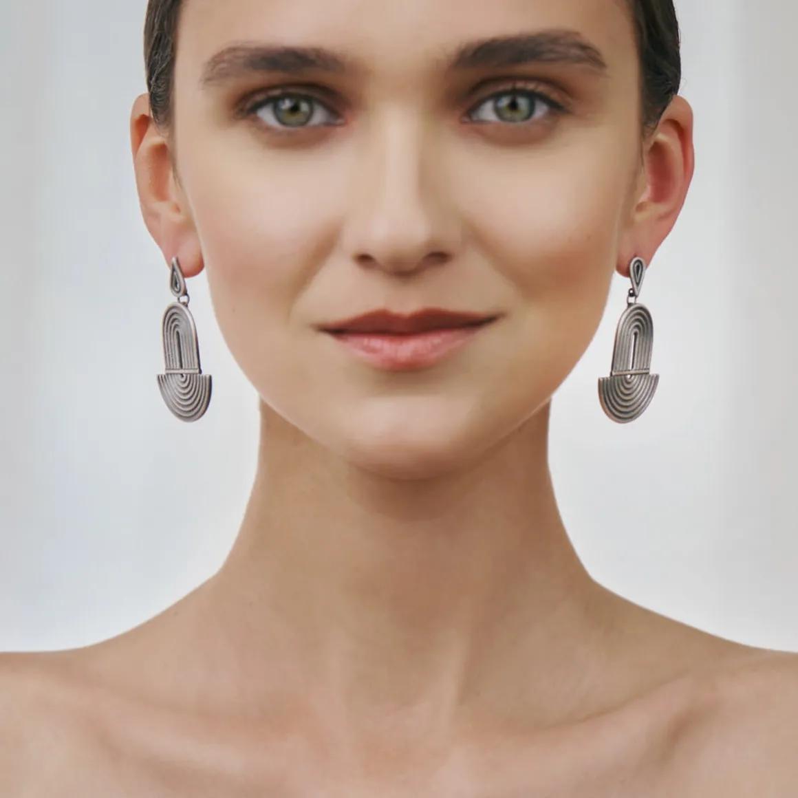 Oryginalne, srebrne kolczyki na sztyft z kolekcji Holos