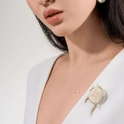 Oryginalny pin z rzeźbioną różą z kolekcji Kembali