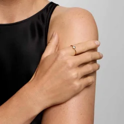 Pierścionek z błękitnym topazem z kolekcji Aurora