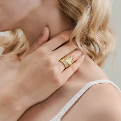 Pierścionek z motywem roślinnym z kolekcji Bery