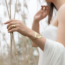 Pierścionek z motywem roślinnym z kolekcji Bery