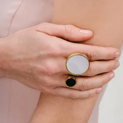 Pierścionek z onyksem i masą perłową z kolekcji Parer
