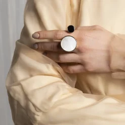 Pierścionek z onyksem i masą perłową z kolekcji Parer