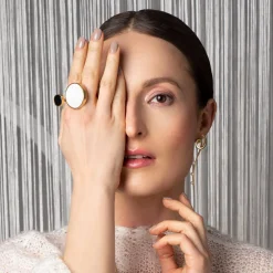 Pierścionek z onyksem i masą perłową z kolekcji Parer