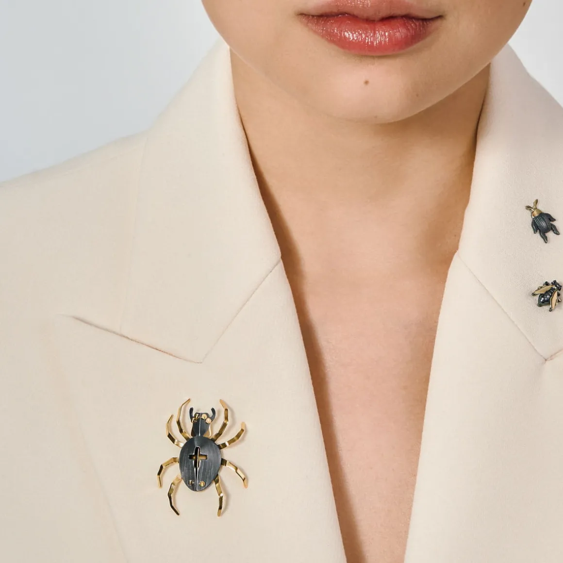 Pin w kształcie pająka krzyżaka z kolekcji Plantis