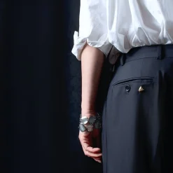 Pin w kształcie pszczoły z kolekcji Apis