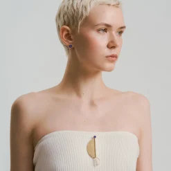 Podłużna pozłacana broszka z lapis lazuli z kolekcji Orini