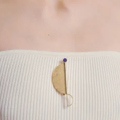 Podłużna pozłacana broszka z lapis lazuli z kolekcji Orini