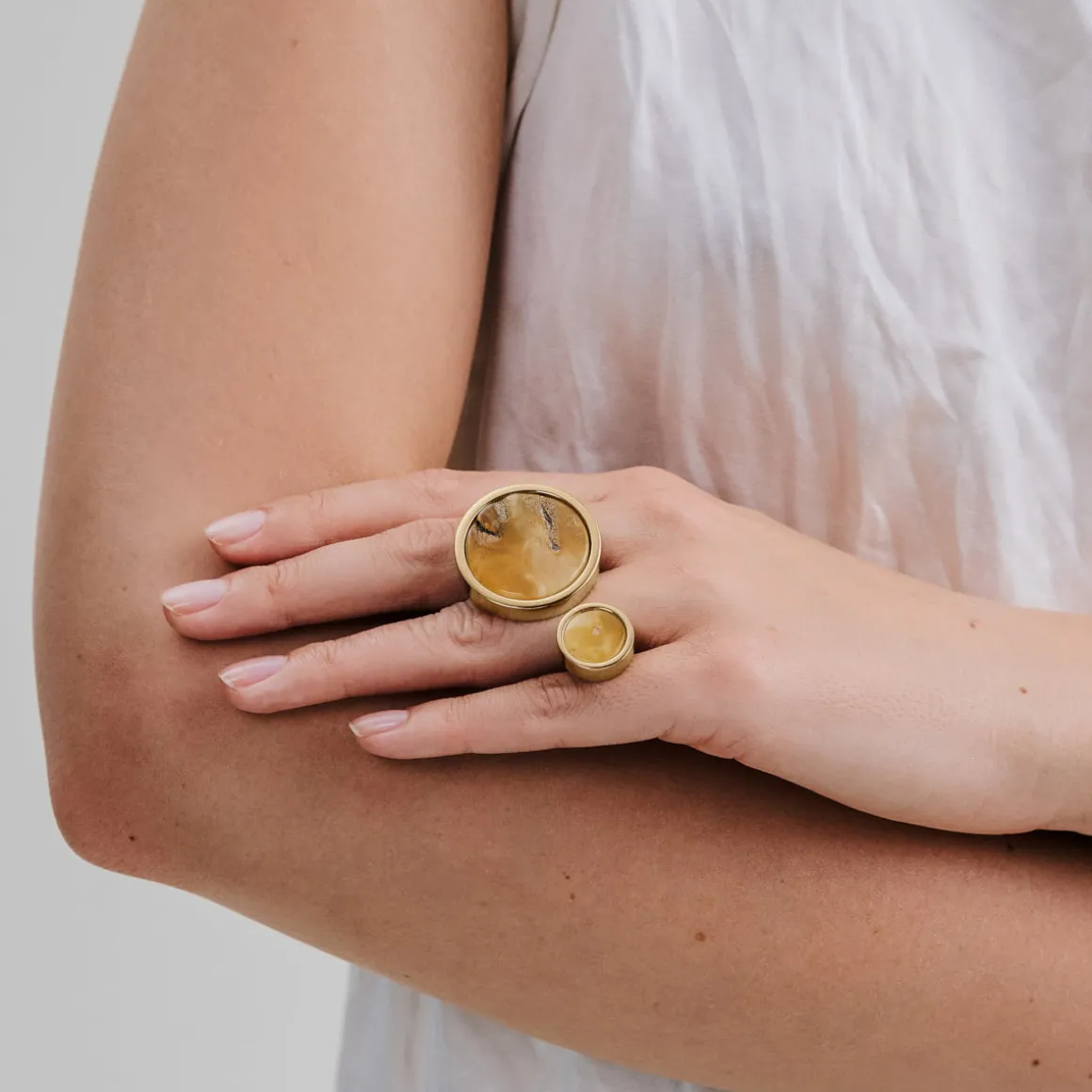 Podwójny pierścionek z bursztynem mlecznym z kolekcji Baltica