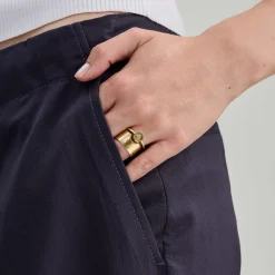 Podwójny, pozłacany pierścionek z bursztynem z kolekcji Baltica