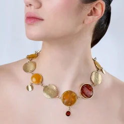 Pozłacana kolia z kolorowymi bursztynami z kolekcji Baltica