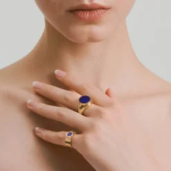 Pozłacana obrączka z lapis lazuli z kolekcji Orini
