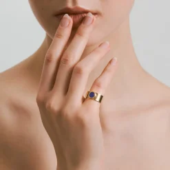 Pozłacana obrączka z lapis lazuli z kolekcji Orini
