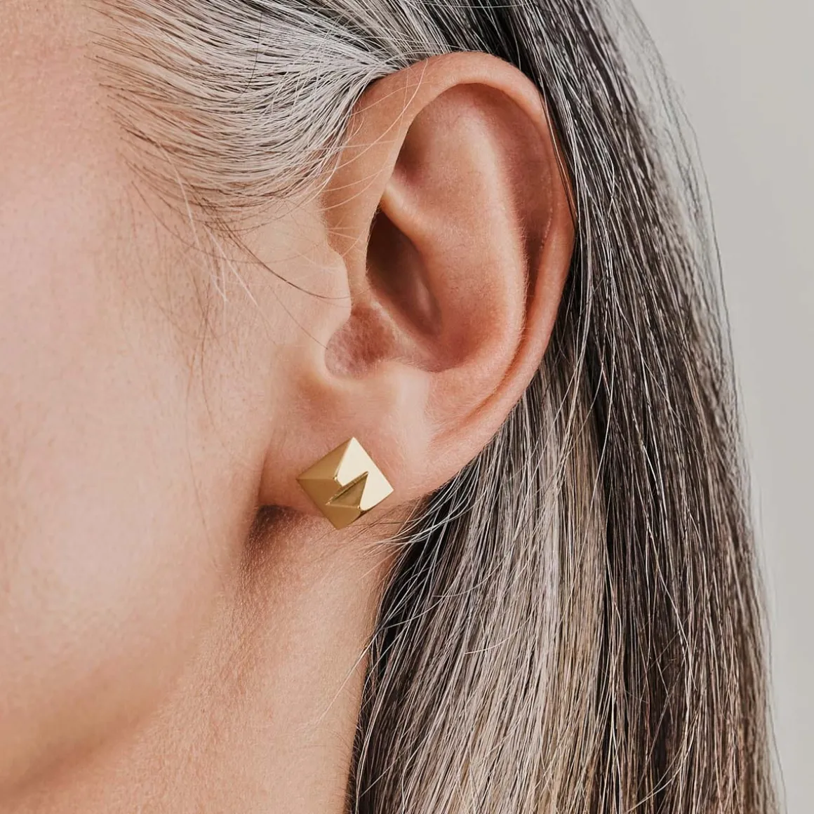 Pozłacane, drobne kolczyki na sztyft z kolekcji Julia