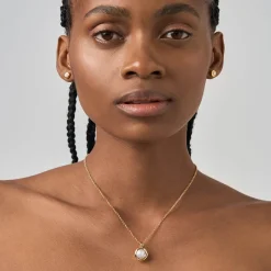 Pozłacane, drobne kolczyki na sztyfcie z perłą z kolekcji Verum