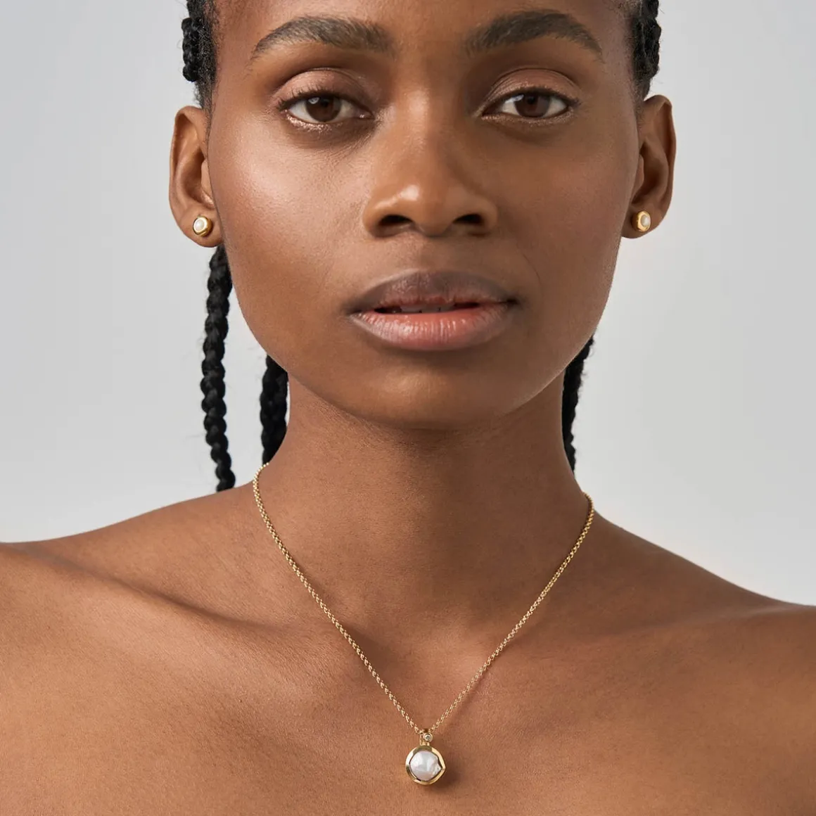 Pozłacane, drobne kolczyki na sztyfcie z perłą z kolekcji Verum