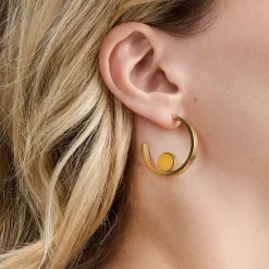 Pozłacane kolczyki koła z bursztynem z kolekcji Baltica