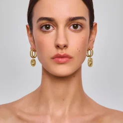 Pozłacane kolczyki koła z ozdobnymi zawieszkami z kolekcji Semios