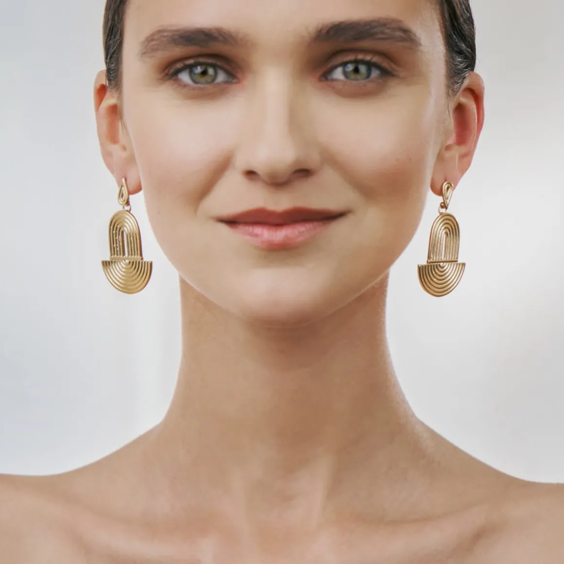 Pozłacane kolczyki na sztyft z kolekcji Holos