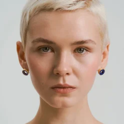 Pozłacane kolczyki w kształcie pierścienia z lapis lazuli z kolekcji Orini