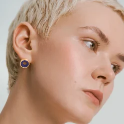Pozłacane kolczyki w kształcie pierścienia z lapis lazuli z kolekcji Orini