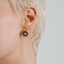 Pozłacane kolczyki w kształcie pierścienia z lapis lazuli z kolekcji Orini